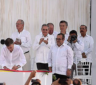 FIRMA-ACUERDO-DE-PAZ-SANTOS-TIMOCHEKO