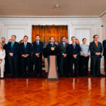 ABELARDO-CON-GABINETE-FIRMA-ONCE-DECRETOS